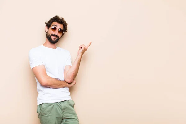 Jonge Koele Man Met Baard Wijzen Naar Zijkant — Stockfoto