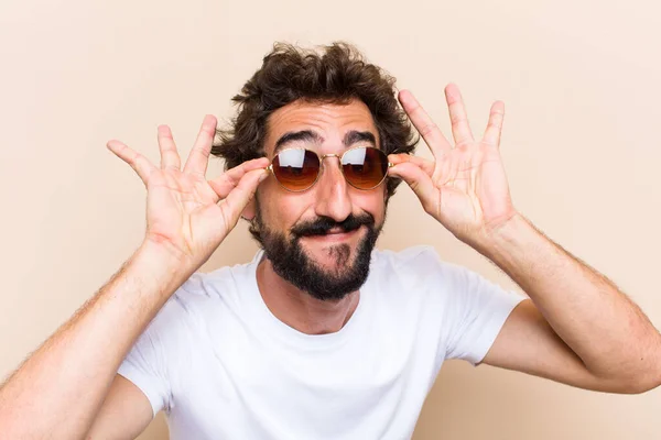 Joven Hombre Barbudo Fresco Feliz Con Gafas Sol — Foto de Stock