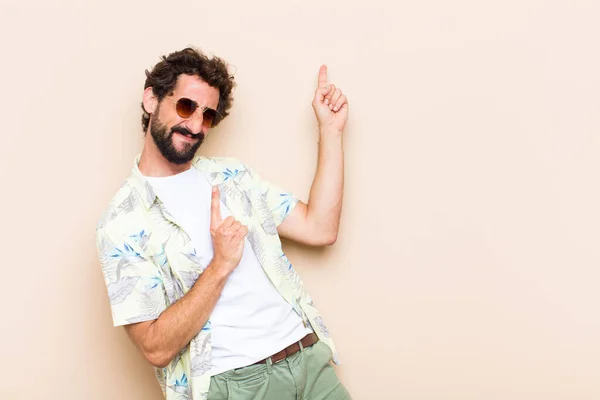 Joven Hombre Barbudo Fresco Bailando Concepto Vacaciones —  Fotos de Stock