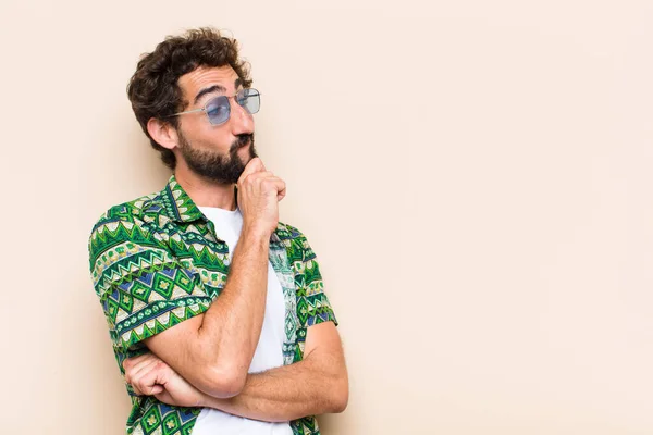 若いクールな髭の男が考えているか選択する 休日のコンセプト — ストック写真