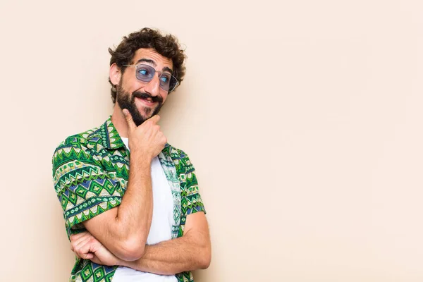 Giovane Uomo Barbuto Fresco Pensare Scegliere Concetto Vacanze — Foto Stock