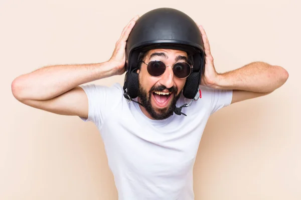 Jonge Coole Man Met Een Baard Verrast Met Een Helm — Stockfoto