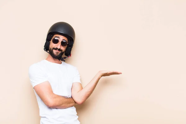 一个留着胡子 头戴安全帽的年轻人 骑摩托车者的概念 — 图库照片