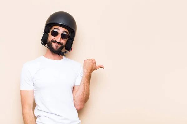 Jonge Koele Man Met Een Baard Met Een Helm Naar — Stockfoto