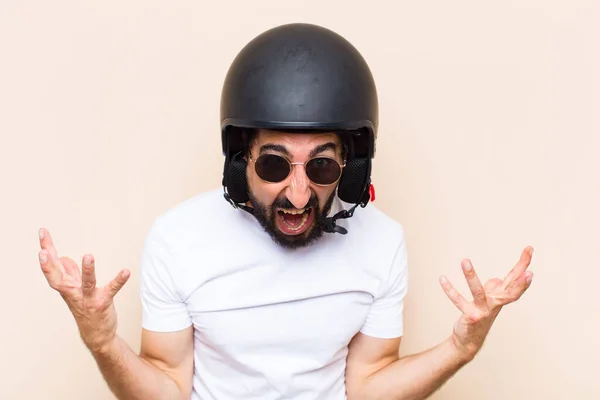 Giovane Uomo Barbuto Fresco Espressione Arrabbiata Con Casco Concetto Motociclista — Foto Stock