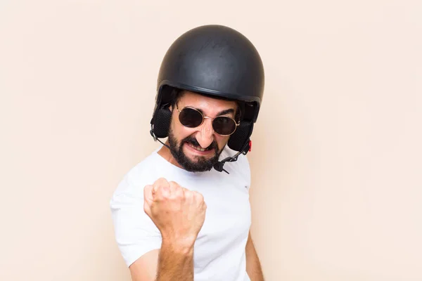 Jovem Homem Barbudo Fresco Expressão Zangada Com Capacete Conceito Motociclista — Fotografia de Stock