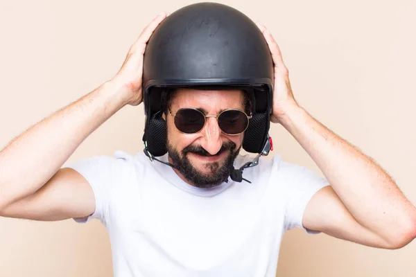 Jonge Koele Bebaarde Man Droevige Uitdrukking Met Een Helm Motorrijder — Stockfoto