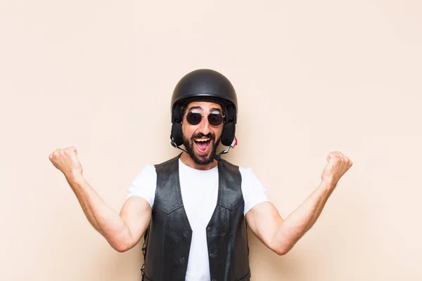 Jeune Homme Barbu Cool Avec Casque Célébrant Son Succès Concept — Photo