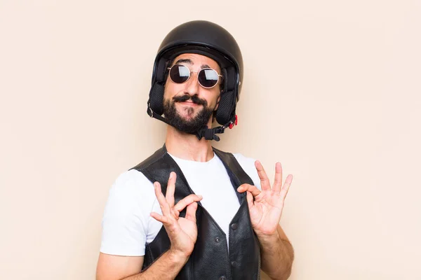 Jonge Koele Man Met Baard Met Een Helm Die Succesvol — Stockfoto