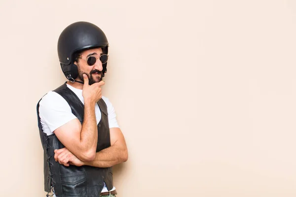 Молодой Крутой Бородатый Мужчина Шлеме Думает Концепция Мотоциклиста — стоковое фото