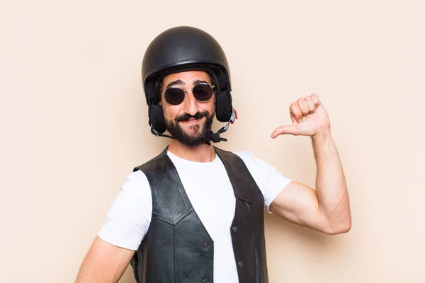 Jeune Homme Barbu Cool Avec Casque Qui Air Réussi Concept — Photo