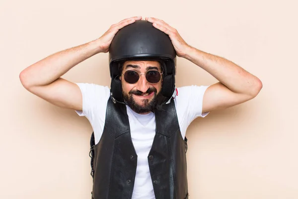 ヘルメットと怖い表情の若いクールな髭の男 バイクライダーのコンセプト — ストック写真