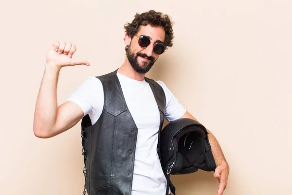 Jonge Koele Man Met Baard Met Een Helm Die Succesvol — Stockfoto