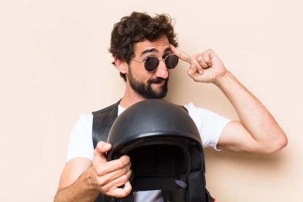 Jonge Coole Man Met Een Baard Met Een Helm Denkend — Stockfoto