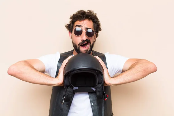 Jeune Homme Barbu Cool Avec Casque Expression Effrayée Concept Motocycliste — Photo