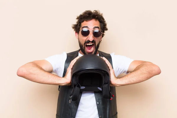 Joven Hombre Barbudo Fresco Con Casco Expresión Enojada Concepto Motociclista —  Fotos de Stock