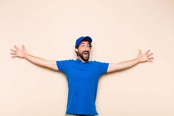 Young Bearded Delivery Man — Stock Photo, Image