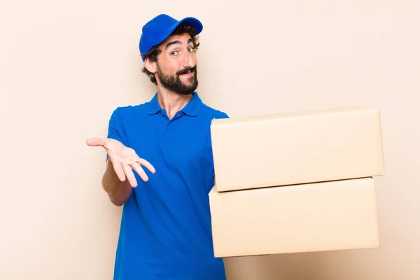 Joven Barbudo Repartidor Con Una Caja — Foto de Stock