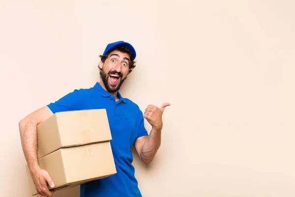 Young Bearded Delivery Man Box — Stock Photo, Image