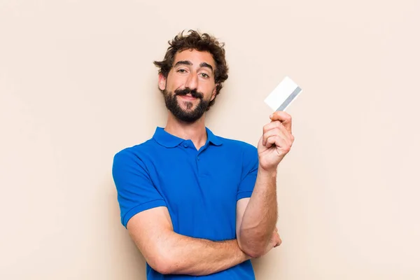 一个带着信用卡的英俊英俊的大胡子男人 成功概念 — 图库照片