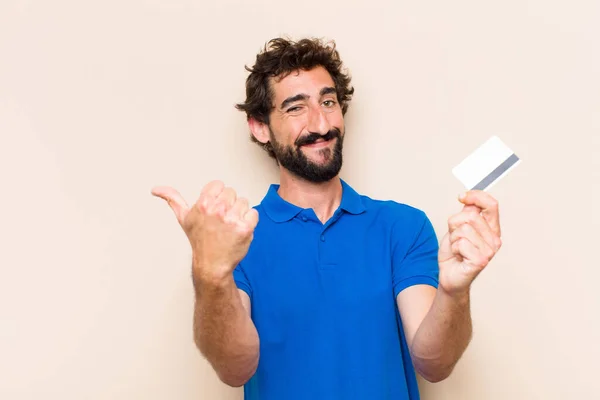 Jeune Homme Barbu Cool Avec Une Carte Crédit Concept Réussite — Photo