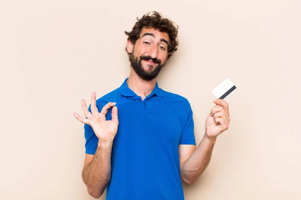 Jeune Homme Barbu Cool Avec Une Carte Crédit Concept Réussite — Photo