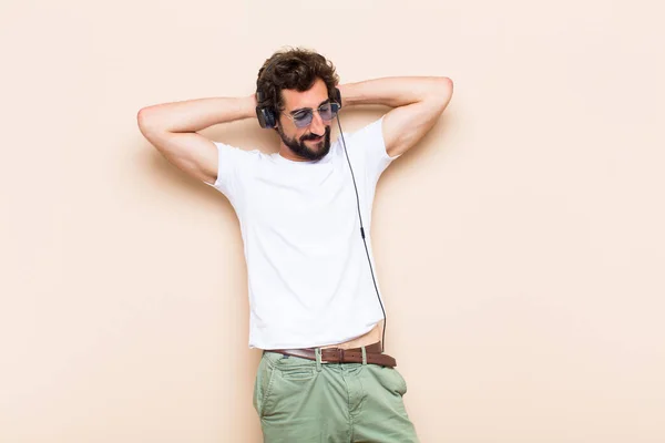 Joven Hombre Barbudo Fresco Escuchar Música Con Auriculares —  Fotos de Stock