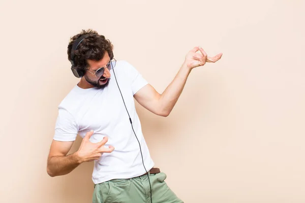 Junger Kühler Bärtiger Mann Musik Hören Mit Einem Kopfhörer — Stockfoto