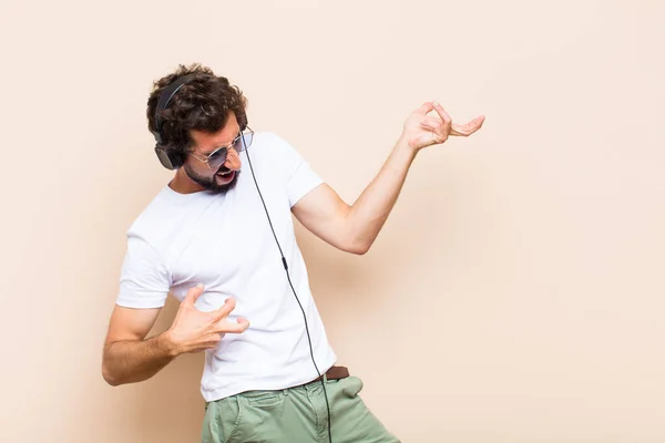 Ung Cool Skäggig Man Lyssna Musik Med Hörlurar — Stockfoto