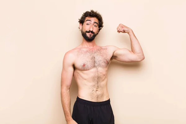Joven Hombre Barbudo Fresco Fuerte Orgulloso Concepto Fitness —  Fotos de Stock