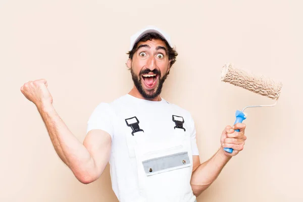 Jovem Pintor Barbudo Homem Comemorando Seu Sucesso Segurando — Fotografia de Stock