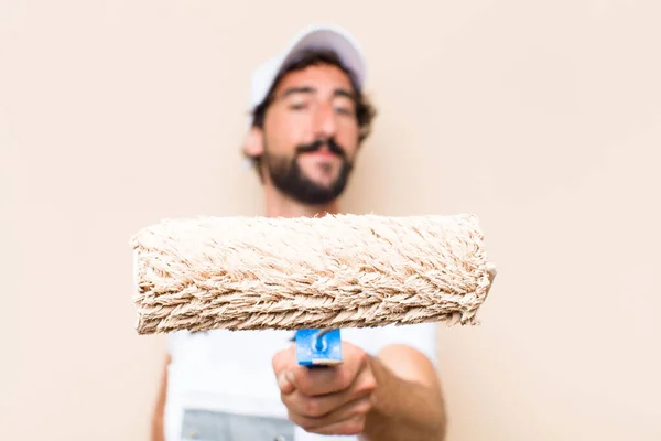 Joven Pintor Barbudo Hombre Pintando Una Pared Con Rodillo Apint — Foto de Stock