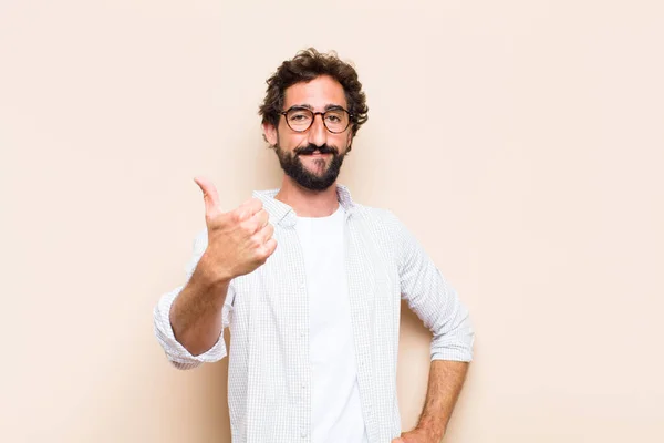 Jovem Homem Barbudo Legal Com Gesto Expressio Satisfeito — Fotografia de Stock