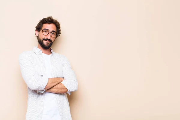 Joven Hombre Barbudo Fresco Con Expresión Orgullosa Satisfecha — Foto de Stock