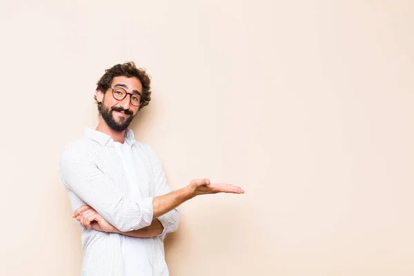 Junger Cooler Bärtiger Mann Der Zur Seite Zeigt Oder Zeigt — Stockfoto