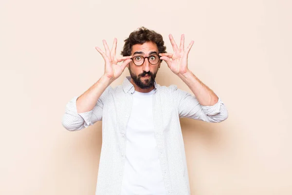 Young Cool Bearded Man Surprised Shocked Expression — Stock Photo, Image