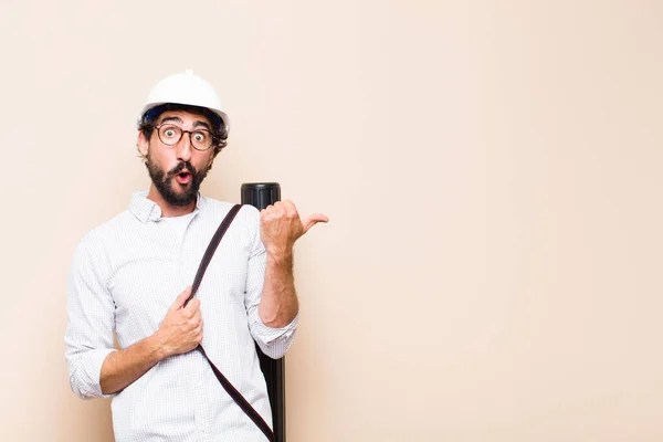 Jonge Bebaarde Architect Man Wijzen Naar Zijkant — Stockfoto