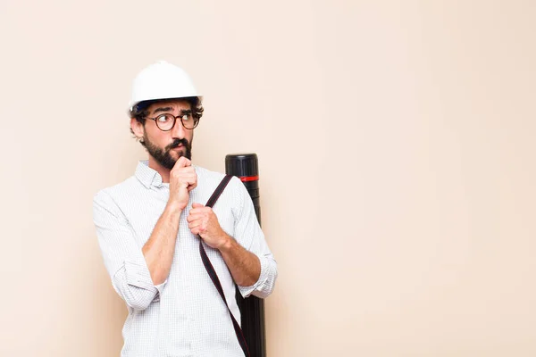 Jovem Arquiteto Barbudo Homem Confuso Pensando — Fotografia de Stock