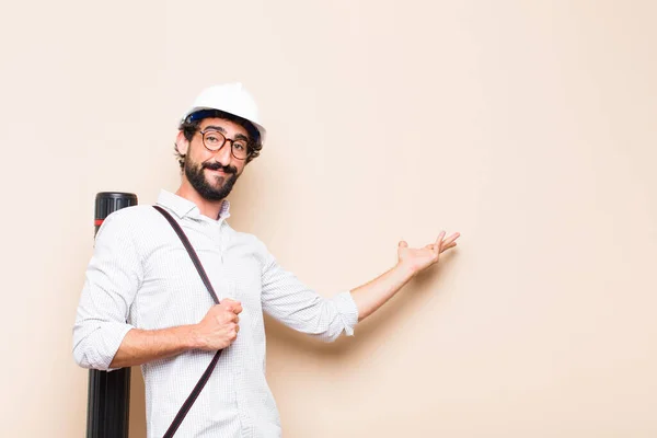 Jovem Arquiteto Barbudo Homem Apontando Para Lado — Fotografia de Stock