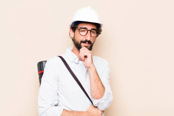 Jovem Arquiteto Barbudo Homem Confuso Pensando — Fotografia de Stock