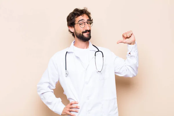 Jovem Médico Homem Orgulhoso Satisfeito Pose — Fotografia de Stock