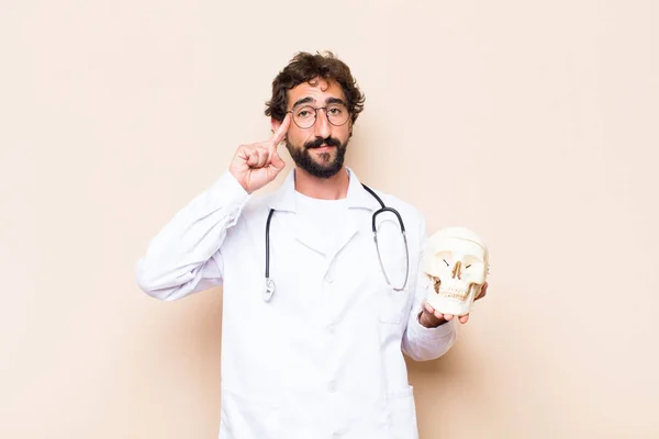 Giovane Medico Uomo Modello Cranio Umano — Foto Stock