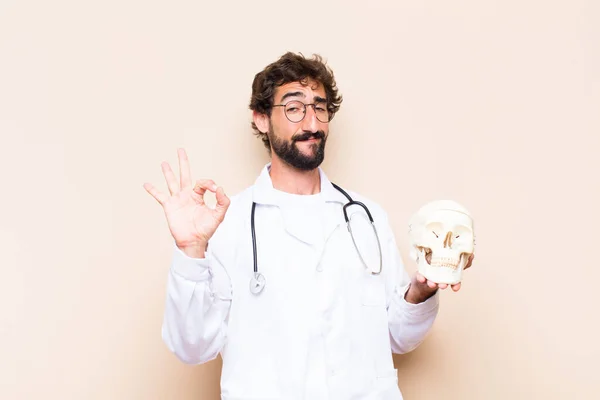Jovem Médico Homem Modelo Crânio Humano — Fotografia de Stock
