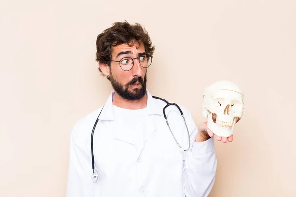 Jovem Médico Homem Modelo Crânio Humano — Fotografia de Stock