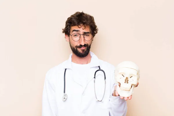 Giovane Medico Uomo Modello Cranio Umano — Foto Stock