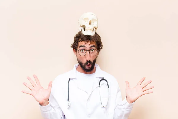 Jovem Médico Homem Com Crânio Cabeça — Fotografia de Stock