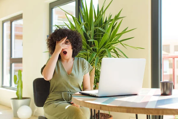 Jovem Bonita Árabe Mulher Com Laptop Uma Mesa Trabalho Casa — Fotografia de Stock