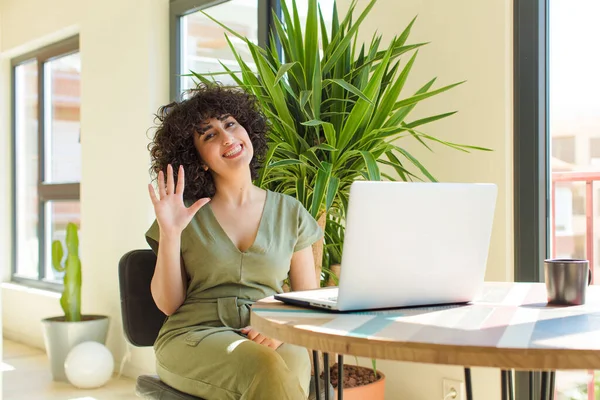 Ung Söt Arabisk Kvinna Med Bärbar Dator Ett Bord Arbete — Stockfoto