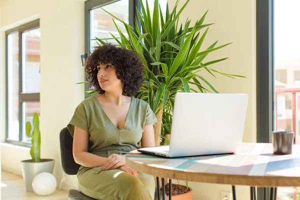 Jeune Femme Arabe Travaillant Maison Avec Ordinateur Portable — Photo