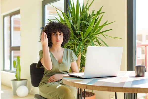 Jeune Femme Arabe Travaillant Maison Avec Ordinateur Portable — Photo